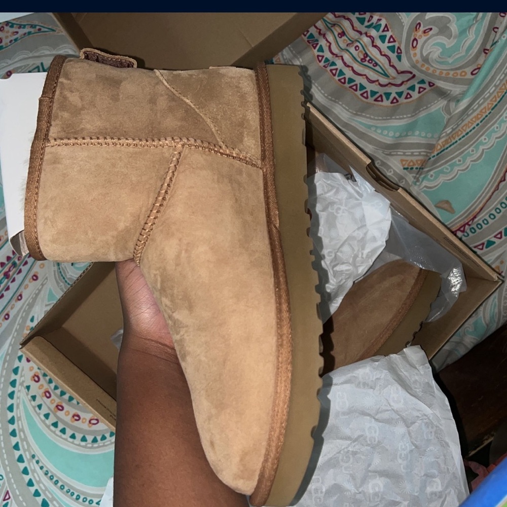 They are the Ugg mini classic size 10 still brand new worn 1